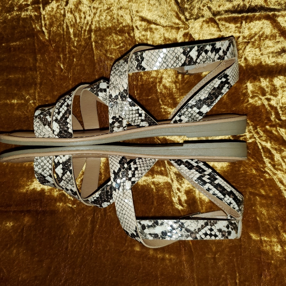 New Directions® Greeway Sandals - Picture 6 of 14